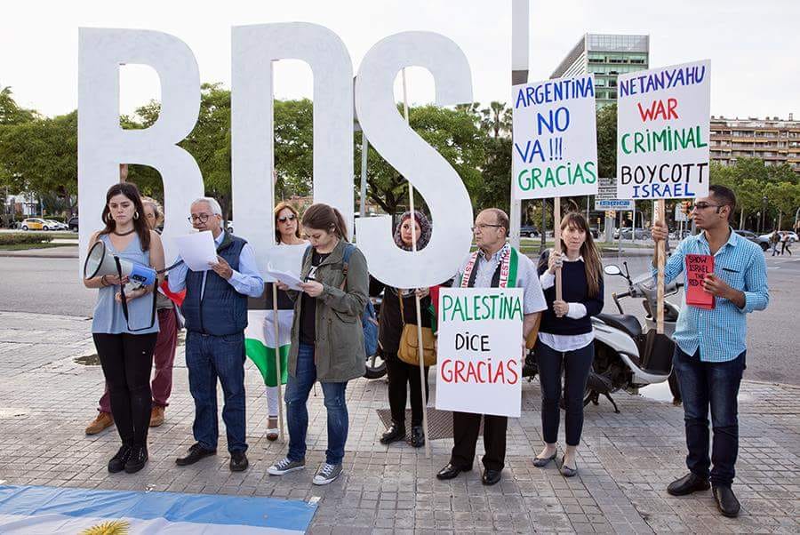 (Activists in Barcelona thank Argentina's national football team for cancelling Israel match)